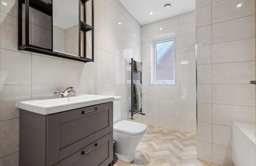 High-Spec Home, Office, SkyTV - for Families, Relocators & Contractors - Foto 7