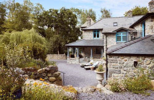 Ty Pandy Eclectic Luxury Family cottage Sleeps 8 adults and 2 children - Photo 9