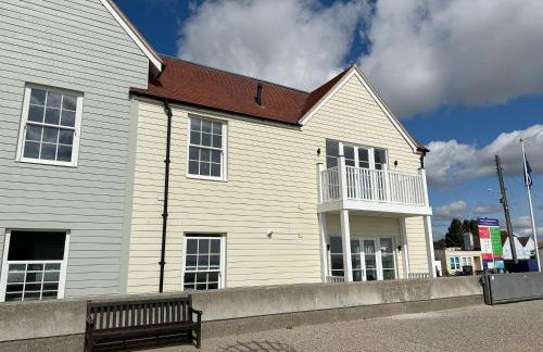 Beachfront Bliss Apartment - Near Hythe - On Beach Seafront - Private Parking - Photo 22