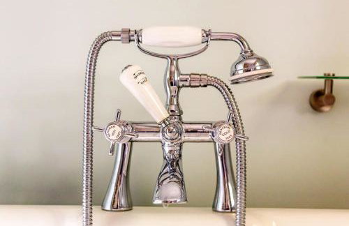 Off grid chalet . HOT TUB & SAUNA. Kid friendly. - Photo 10