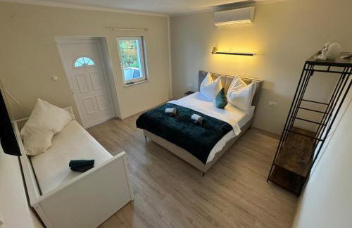 Cellinis Home Apartment - Photo 9