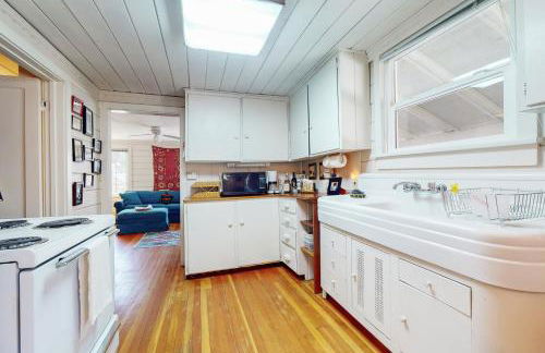 Walk to Town! Dog-Friendly Quincy Getaway with Deck - Foto 7