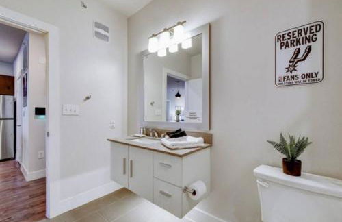 2BR Southtown Apartment FreeParking Wifi Pool Gym - Photo 28