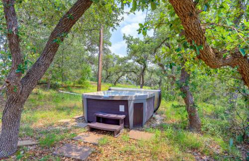 Modern Fischer House with Deck, Fire Pit and Hot Tub! - Foto 31