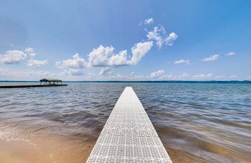 Torch Lake Getaway with Private Beach and Boat Dock! - Foto 28