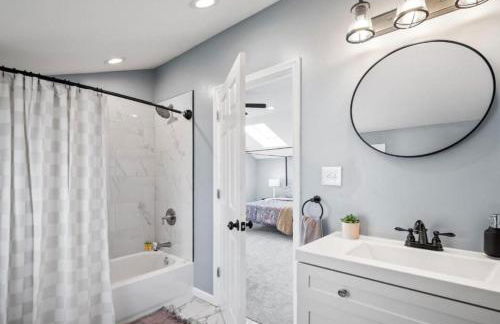 Hot Tub N64 Mins to Downtown Sleeps 8 - Foto 13