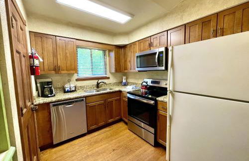 C9, Two bedroom, two bath, log-sided, lake view cottage with hot tub cottage - Foto 6