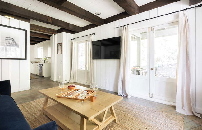 Everett by Avantstay 5mins to Palisades Tahoe! w/ HOT TUB - Photo 11