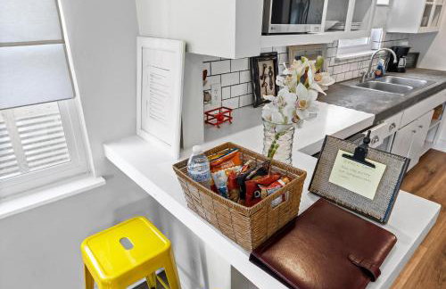 Authentic ATX Gem with Cowboy Pool, Vibe with Downtown & Local Eateries - Foto 12