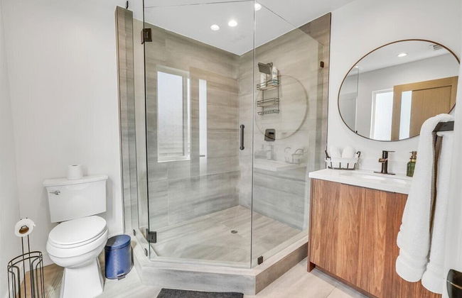 Luxurious Townhome - Photo 29