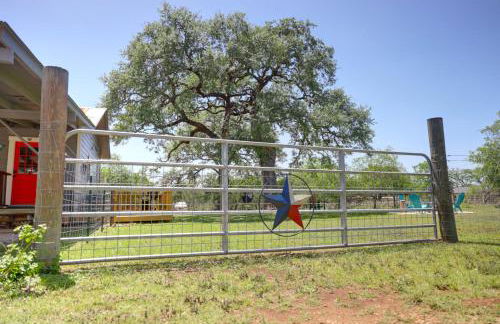 Bandera Bungalow - River, Downtown, Peaceful fenced corner lot! King bed! - Foto 37