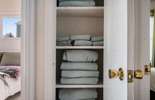 Bright & Stylish 4BR Spot - Close to Downtown Fun - Foto 37