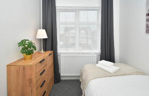 Moonlight House - sleeps 7, driveway, garden - Photo 21