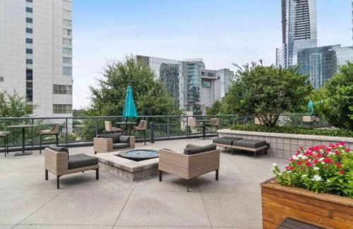 The Luxe -Highrise, Balcony, Year-round Pool, City View! - Foto 15