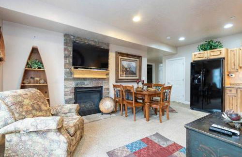 Lakeside Escape 2 BR with Hot Tub - Foto 7