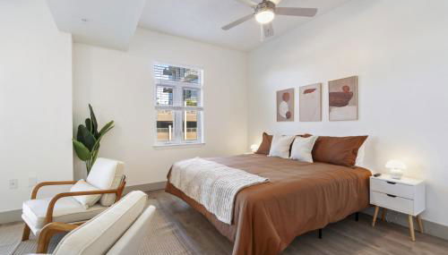 Uptown Luxury - Top Floor King Suite, Free Parking - Foto 4