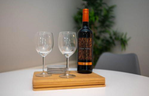 #34 Two bed apt Private Parking Stylish & homely - Photo 11