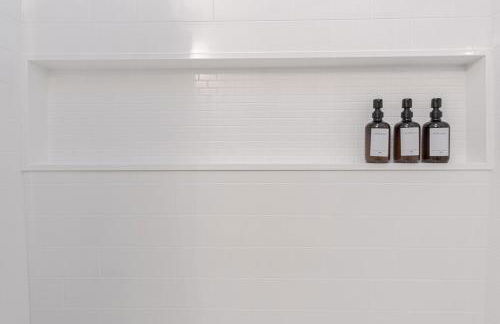 Ann Avenue Modern 3BR Home, Near Downtown with Free Parking - Photo 2