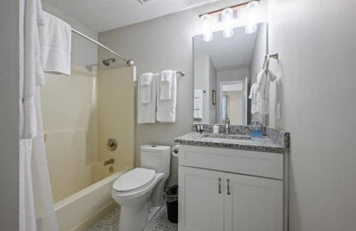 Lots of Hot Spots & Activities Near This Townhome - Foto 26