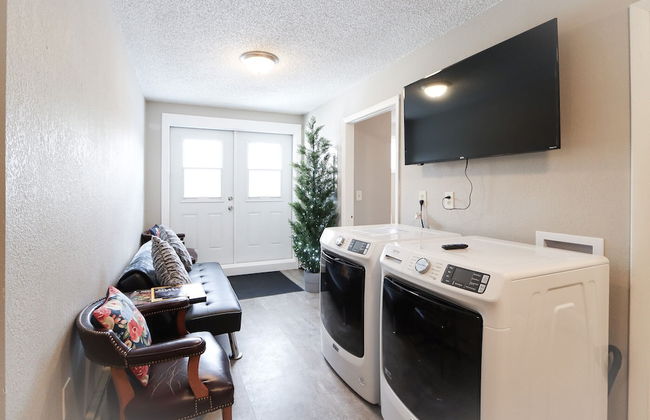 Downtown Granby Retreat & Spa - Photo 18