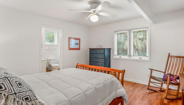 Spacious 4 Bed, 3 Bath Home in Prime Location w/ Breathtaking Marsh Views - Foto 5, Habitación