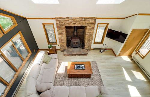 Woodsy Big Bass Lake Hideaway with Fire Pit and Deck! - Foto 5