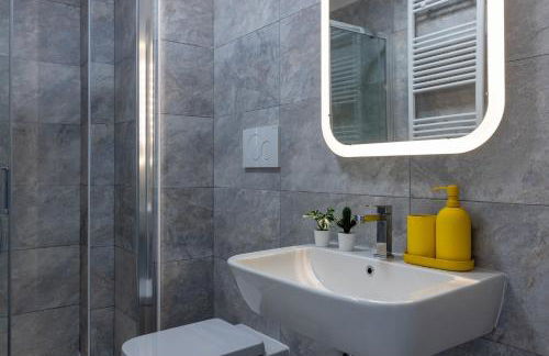 GuestHost -Elegant Seaside Apartment with Pool and Parking - Foto 22