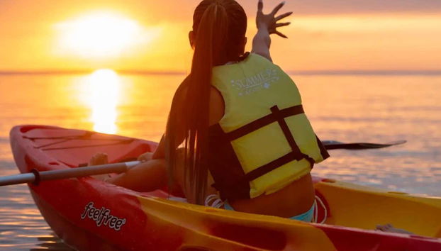 Contemplando o pôr do sol do caiaque