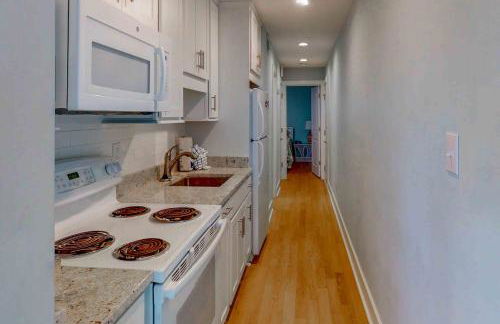 First-Floor Condo Steps from the Beach with Shared Pools, Hot Tub, Game Room - Foto 7