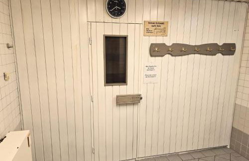 Winterberg Appartement 6 Pers aan Skilift grootste Skigebied nabij Bikepark Unieke locatie met zeer rustige tuin in het bos en het gezellige centrum leuke cafes restaurants en gratis zwembad sauna relax speelruimte parkeerplaats naast Der Brabander - Foto 65