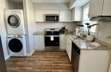 Gated 2BR Condo I 5 min Uptown - Foto 7