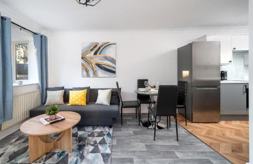 COZY 3 Bed House With Garden & Parking in Rochester, Kent Mins to Train Station, WiFi - Foto 7