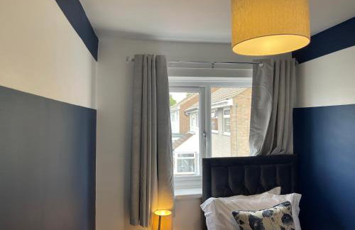 Stylish 3 bed house, private parking , with conservatory, close to KFC, McDonalds, ALDI and ASDA - Photo 15