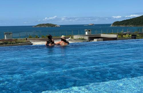 Piscinas de borda infinita e piscina interna aquecida com vistas deslumbrantes para o mar dos Ingleses, a 50 metros de altura - Foto 13