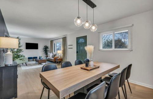 NEW! Modern Retreat Near CLE-Game Room-Renovated - Foto 21