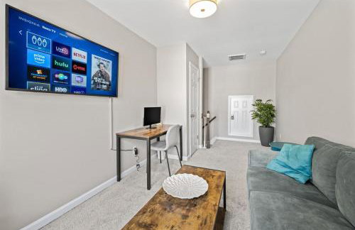 2BR Home with Fenced Backyard, Minutes to Uptown - Foto 4