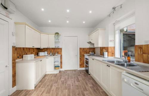 The Farmhouse - Countryside Escape with Hot Tub - Foto 21