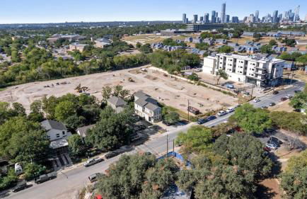 Upstay Spacious Home Duplex for Group of 17 - Photo 55
