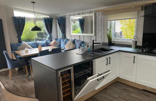 Indulgence Lakeside Lodge i3 with hot tub, private fishing peg situated at Tattershall Lakes Country Park - Foto 8