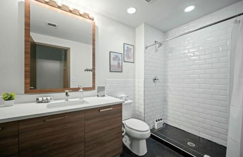 Stunning Downtown Apartment with Pool, Laundry, Parking - Foto 10