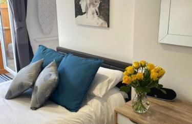 Stylish 1 bedroom studio outdoor area and hot tub - Foto 18