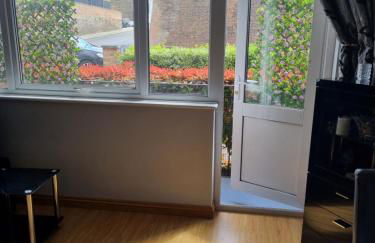 Beautiful Ground floor flat in the Heart of Rochester with balcony mobility friendly - Photo 5