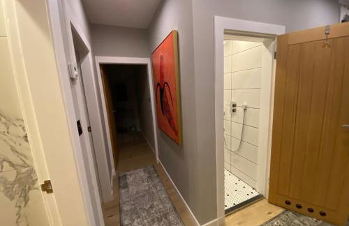 Lovely 3 bed with jacuzzi, close to airport, driveway, wifi - Foto 32