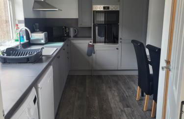 Central 2-bedroom bunglow with double sofa bed - Photo 8