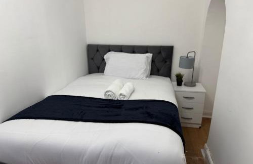 4 Beds House for Families & Contractors with Free Parking - Photo 14