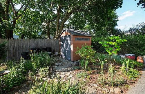 Bright 2-Bedroom Apartment in Federal Hill with Parking, Walk to Atwells Ave - Foto 5