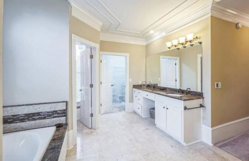 Elegant 5BR Retreat Pool & Yard - Foto 24