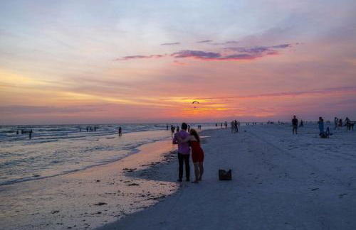 The Village breeze - 2 units, 4BR, 4Bath, Pool, Beach- Siesta Village Living! - Foto 2