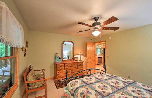 Andrews Cabin with Game Room and Covered Porch! - Foto 17