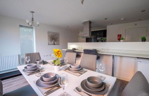 Luxury Deluxe - 4 bedrooms Villa - 6 beds - 10 Guests - Private Parking - Contractors Welcome - Trafford Stretford - Foto 5